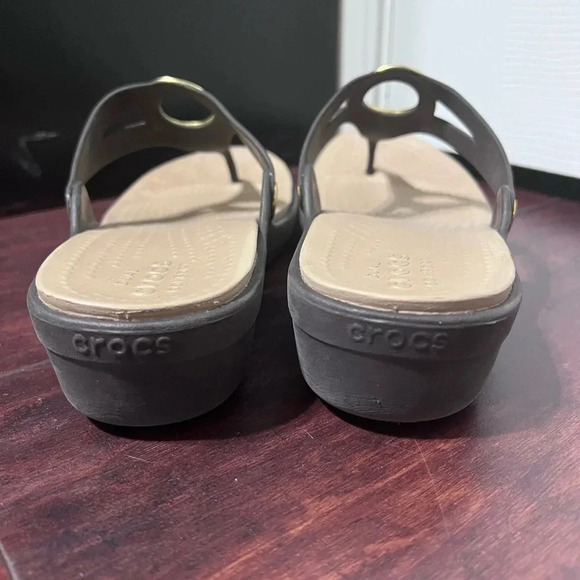 Crocs Sanrah Women’s Sandals Embellished Dual Comfort Flip Flops Brown/Tan Sz 11 - Picture 7 of 10